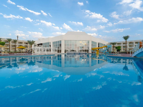 Aurora Oriental Beach Resort - PIscina con vista sul ristorante