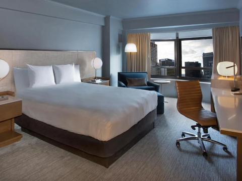 Capodanno a New York 2025: voli diretti, hotel 4 stelle a Manhattan ed escursione a Dyker Heights