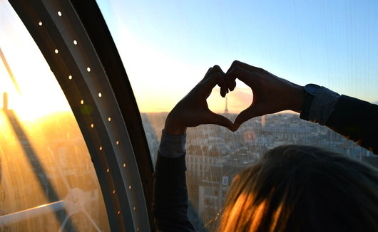 Una cena romantica con vista sulla Torre Eiffel